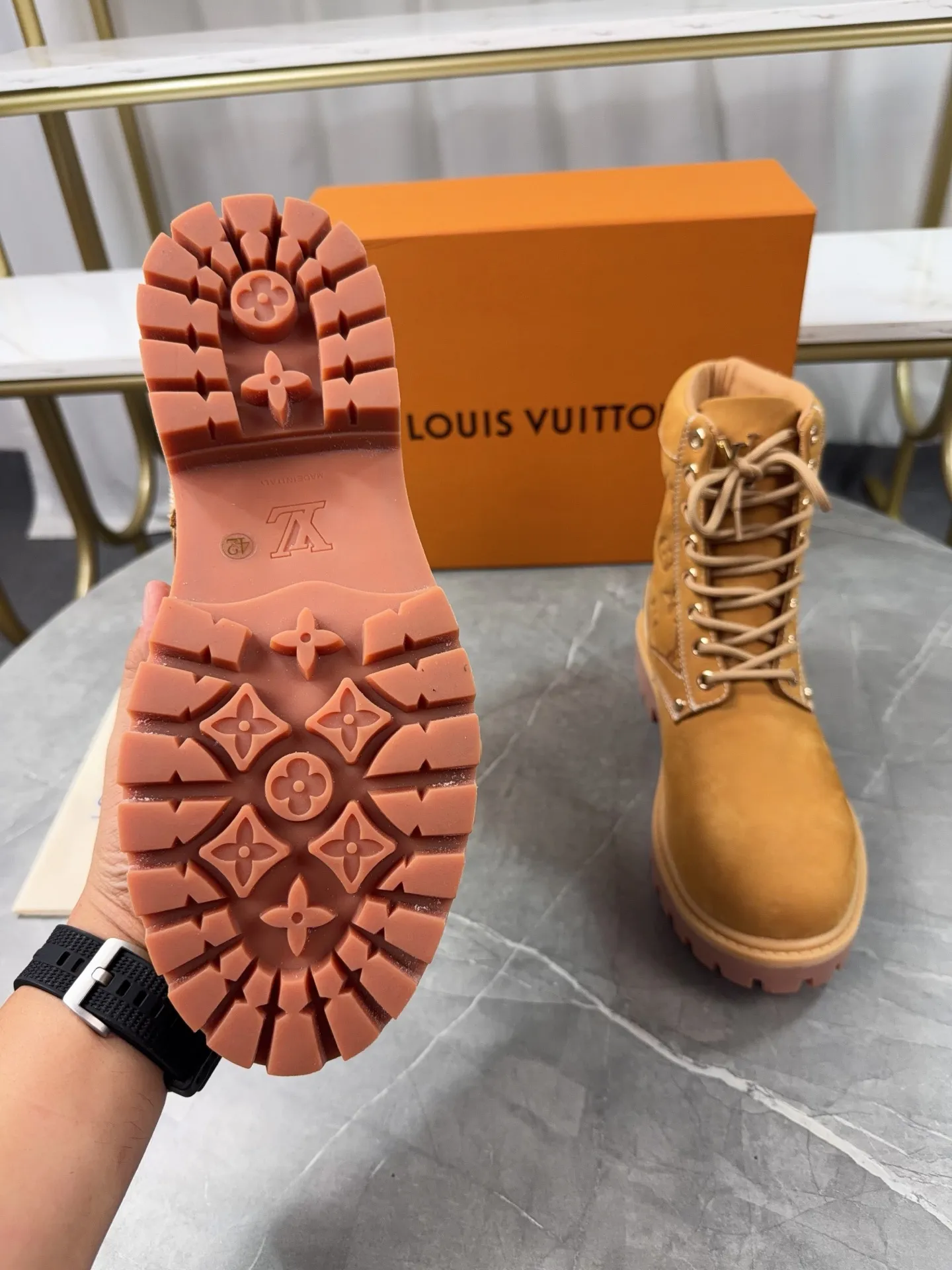 p720🐮🐮2025 top version: couple style LV presbyopia, embossed rhubarb boots, ankle boots, embossed waterproof nubuck cowhide boots, relying on the brand's exquisite craftsmanship to carefully reshape the classic T 6-inch boot shape in Italy to create an American-style autumn and winter men's and women's wear show. The original laces and outsole are exquisitely detailed, and the leather label expresses the cooperation logo. Exquisite packaging at the delivery counter🛍📦 ▪️Fabrics: Original customized imported first-layer cowhide ▪️Inner lining: Original customized leather lining/mesh lining ▪️Outsole: Original molded anti-slip rubber material ▪️Sole thickness: 3.5CM ▪️Size: 35-40 for women and 39-46 for men